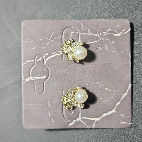 SOLD OUT NEW Bee earings with adorable pearl - Picture 7 of 8